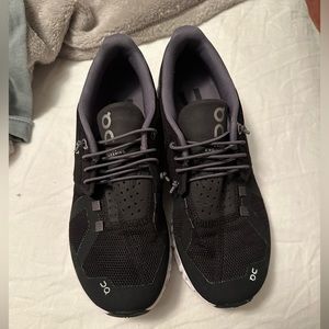 On Cloud Cloud 4, black and white